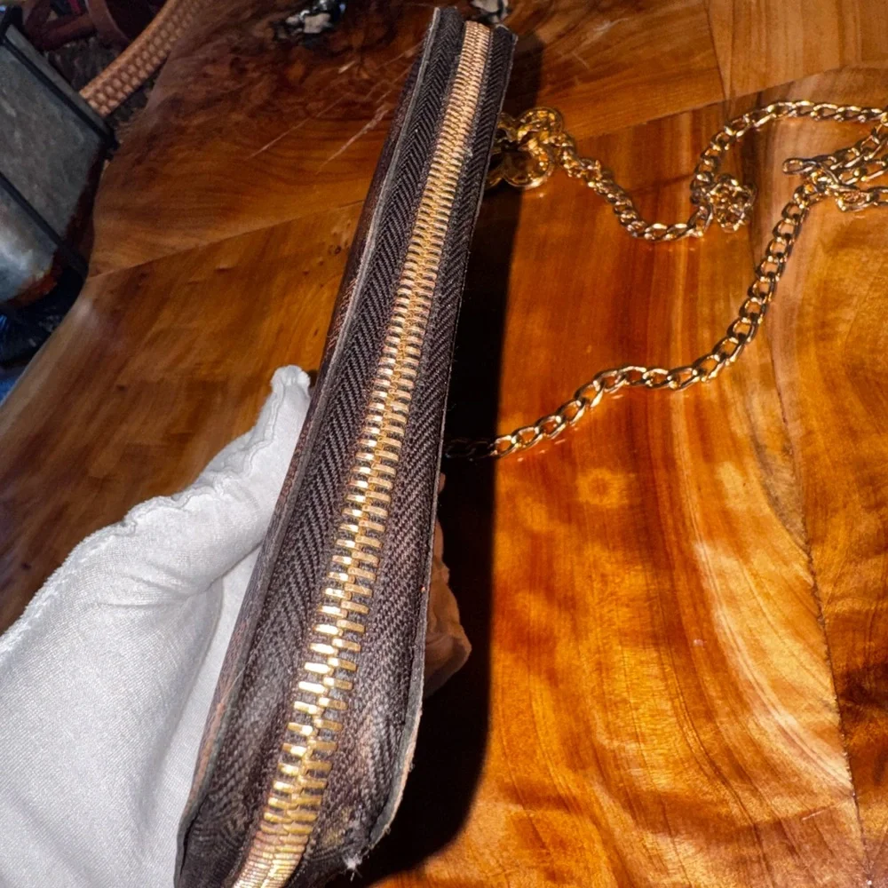 Louis Vuitton
Vintage 2011 Zippy Wallet - Picture 8 of 15